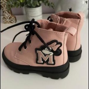 H&M Toddler boots size 6. Never worn.